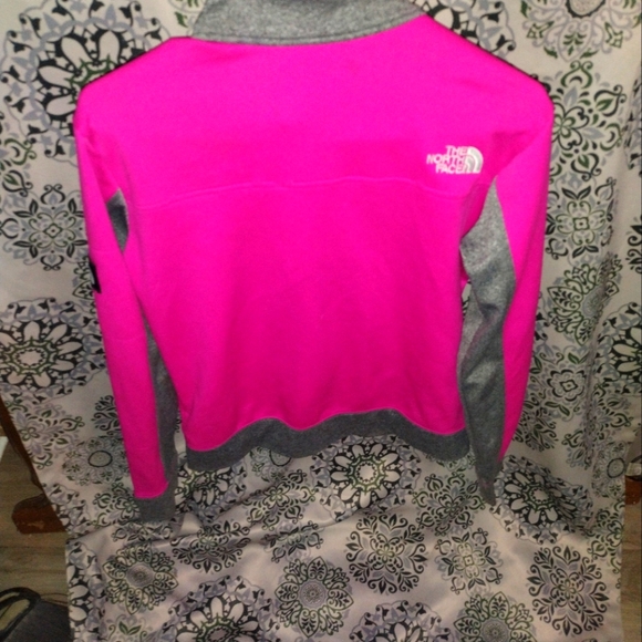 Women's magenta Northface jacket size M - Picture 2 of 3